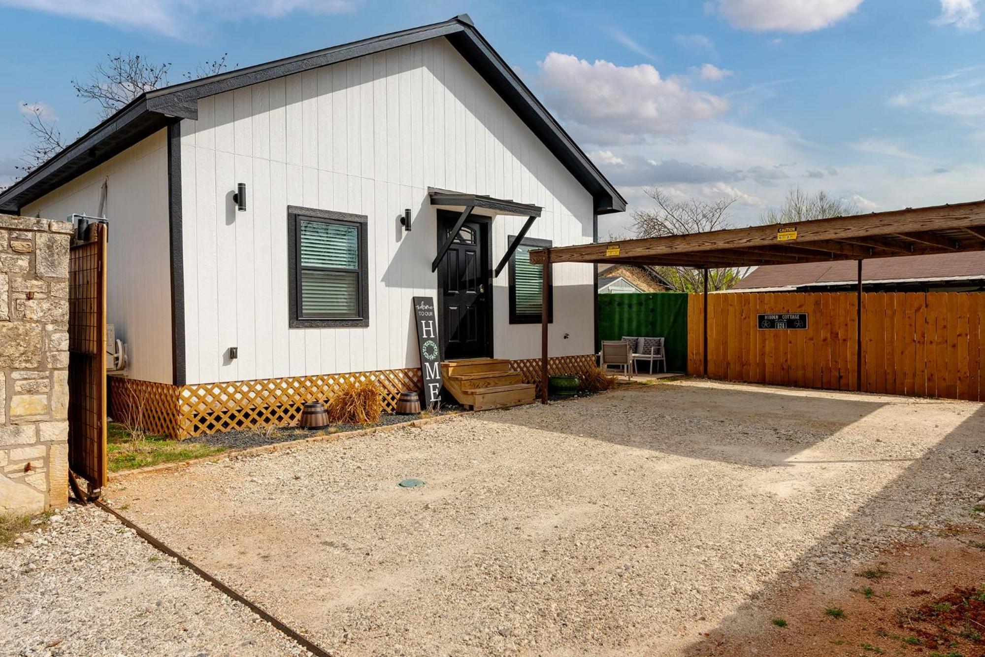 Hidden Cottage Mins To Main St And Sleeps 4 เฟรเดอริกส์เบิร์ก ภายนอก รูปภาพ
